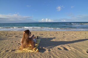 En la playa, camastros y toallas de playa 