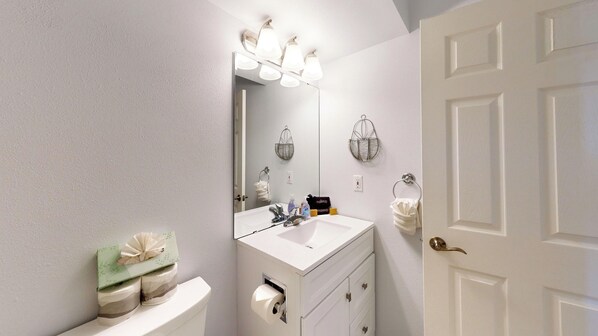 Bathroom - OCEAN FRONT: F5 - REFRESH: Seaside Vacation Homes, Inc Managed (Seaside)