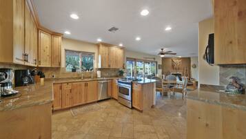 冰箱、微波炉、烤箱、炉灶