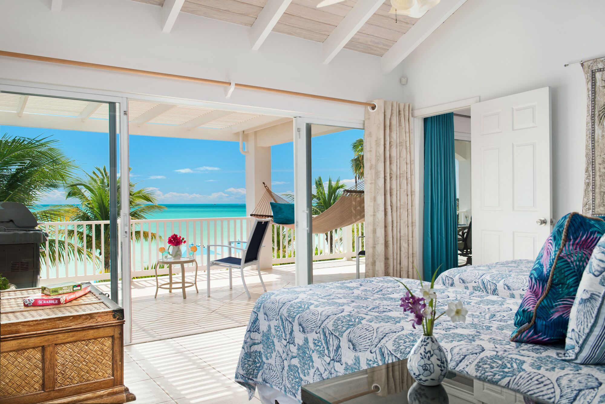 4 soverom, skrivebord, strykejern/-brett og reiseseng for barn