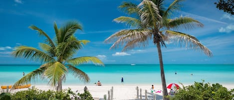 En la playa, camastros y toallas de playa 