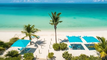 Plage, chaises longues, serviettes de plage