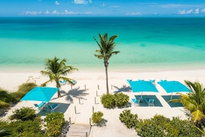 Sur la plage, chaise longue, serviettes de plage