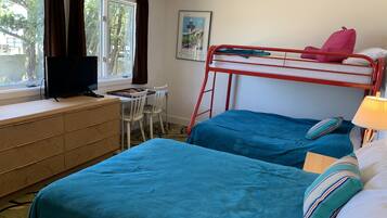 5 slaapkamers, een bureau, een strijkplank/strijkijzer, gratis wifi