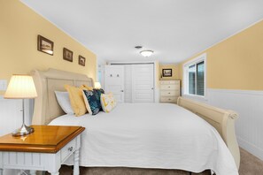 3 bedrooms, iron/ironing board, free WiFi, bed sheets - 600ft to BEACH: SALT AIR:  Seaside Vacation Homes, Inc Managed  (Seaside)