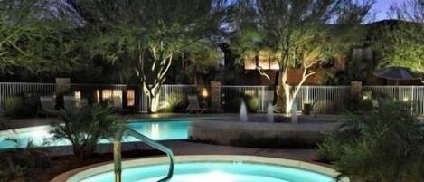 Utendørsbasseng og et oppvarmet basseng