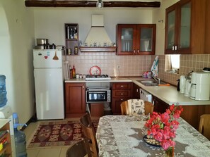 Full-size fridge, dishwasher, electric kettle, cookware/dishes/utensils