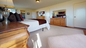 3 bedrooms, iron/ironing board, free WiFi, bed sheets - OCEAN FRONT: PACIFIC HAVEN:  On the Prom: Seaside Vacation Homes, Inc Managed  (Seaside)