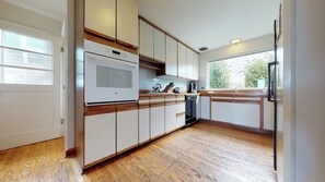 Fridge, microwave, oven, stovetop - OCEAN FRONT: PACIFIC HAVEN:  On the Prom: Seaside Vacation Homes, Inc Managed  (Seaside)