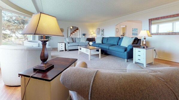 TV, DVD player - OCEAN FRONT: PACIFIC HAVEN:  On the Prom: Seaside Vacation Homes, Inc Managed  (Seaside)