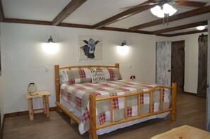 3 bedrooms, desk, iron/ironing board, WiFi - Come Live on the farm  (Starke)