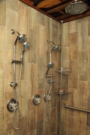 Shower, hair dryer, towels, soap - Come Live on the farm  (Starke)