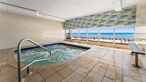 Uma banheira de hidromassagem com vista para a praia.