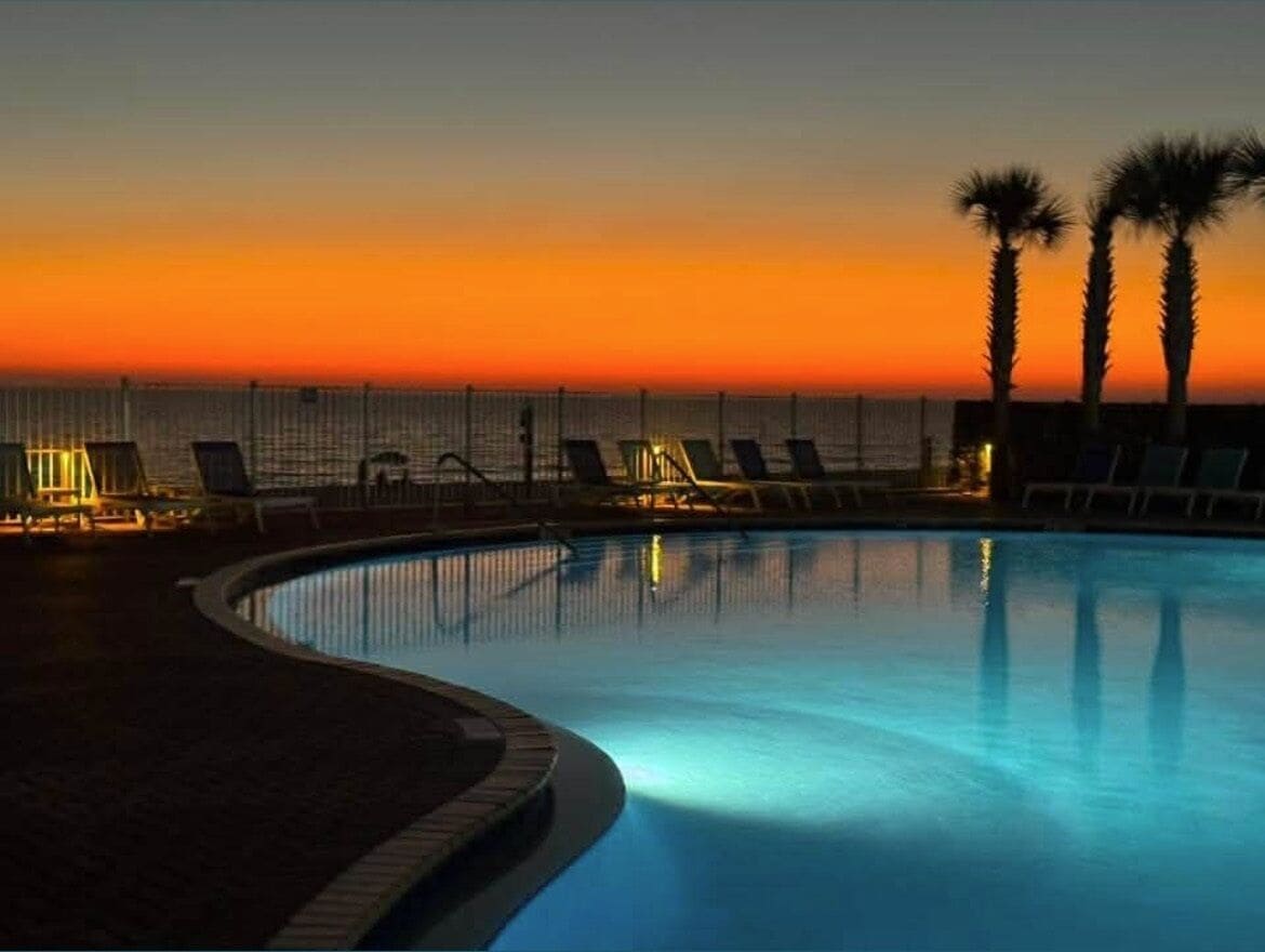 Inomhuspool och utomhuspool