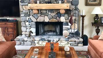 智能電視、壁爐、書籍、音響