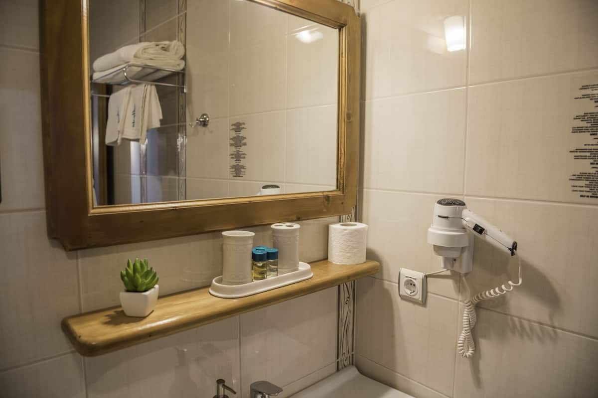 Standard Double or Twin Room | Bathroom | Shower, free toiletries, hair dryer, slippers