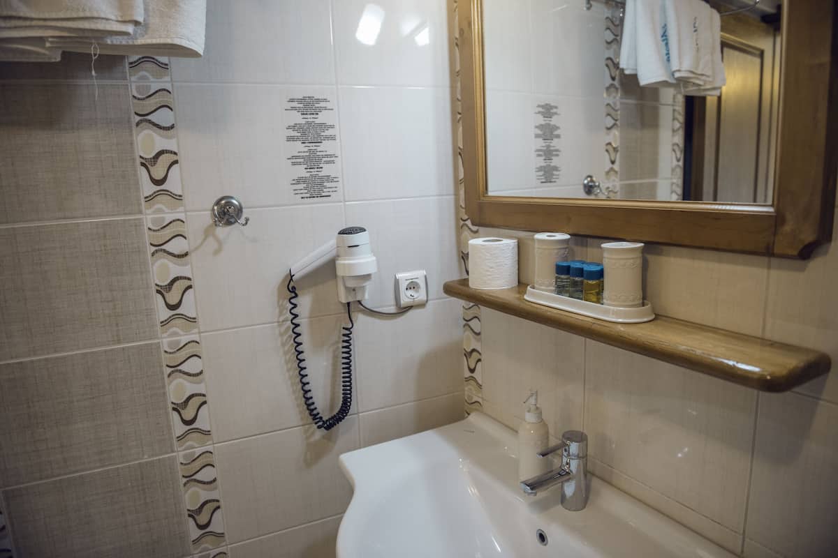 Standard Triple Room | Bathroom | Shower, free toiletries, hair dryer, slippers
