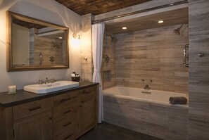 Een bad/douchecombinatie, milieuvriendelijke toiletartikelen