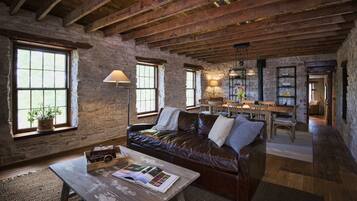 Televisión, reproductor de DVD, libros y estéreo