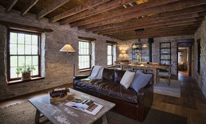 Fernseher, DVD-Player, Bücher, Stereoanlage