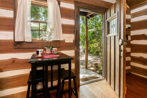 La Rouge |  King bed | Hot tub | Walk to Main | Pet Friendly w/fee