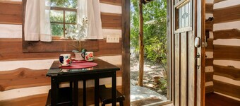 La Rouge |  King bed | Hot tub | Walk to Main | Pet Friendly w/fee