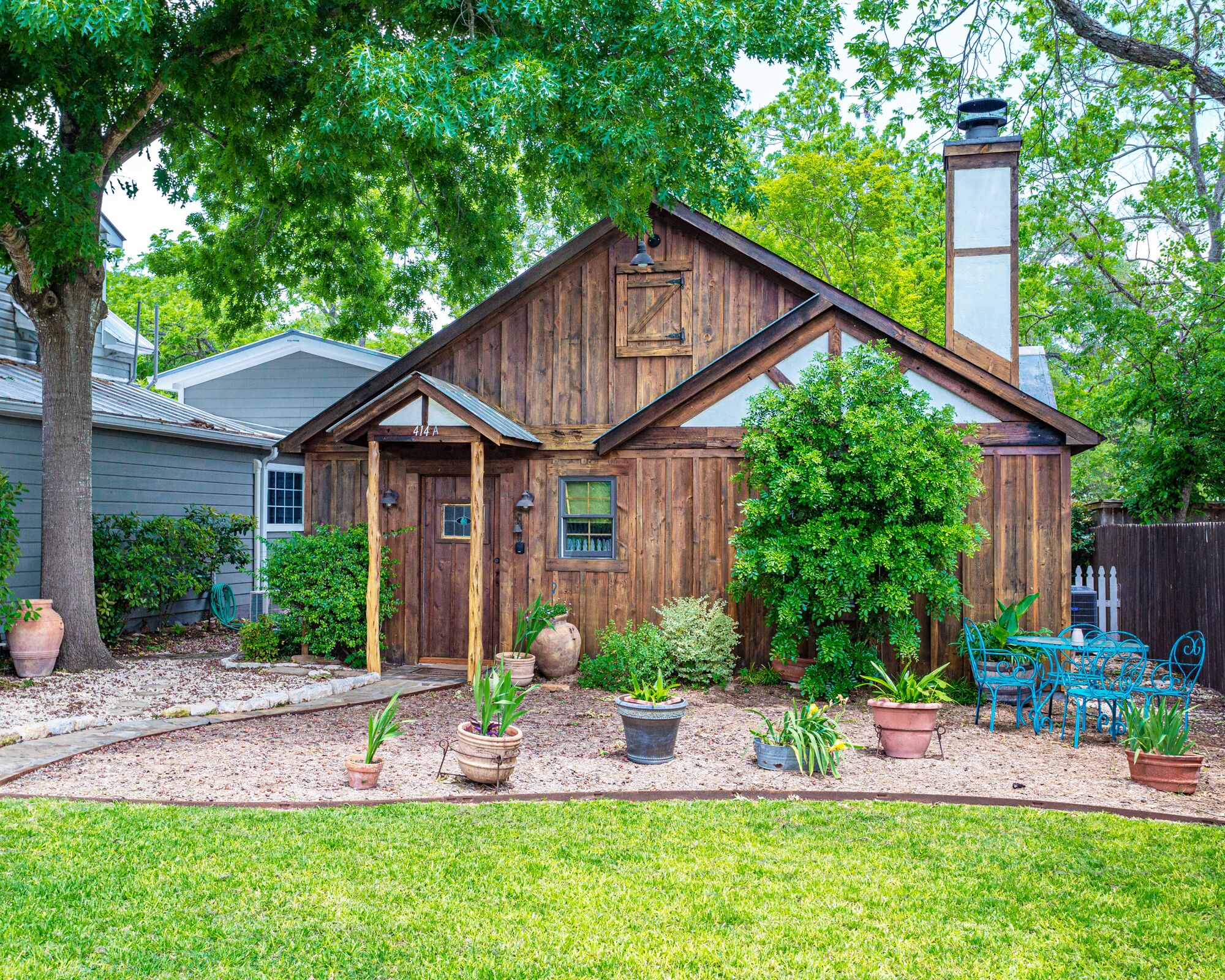 La Rouge |  King bed | Hot tub | Walk to Main | Pet Friendly w/fee