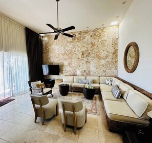 Fernseher, DVD-Player, Stereoanlage