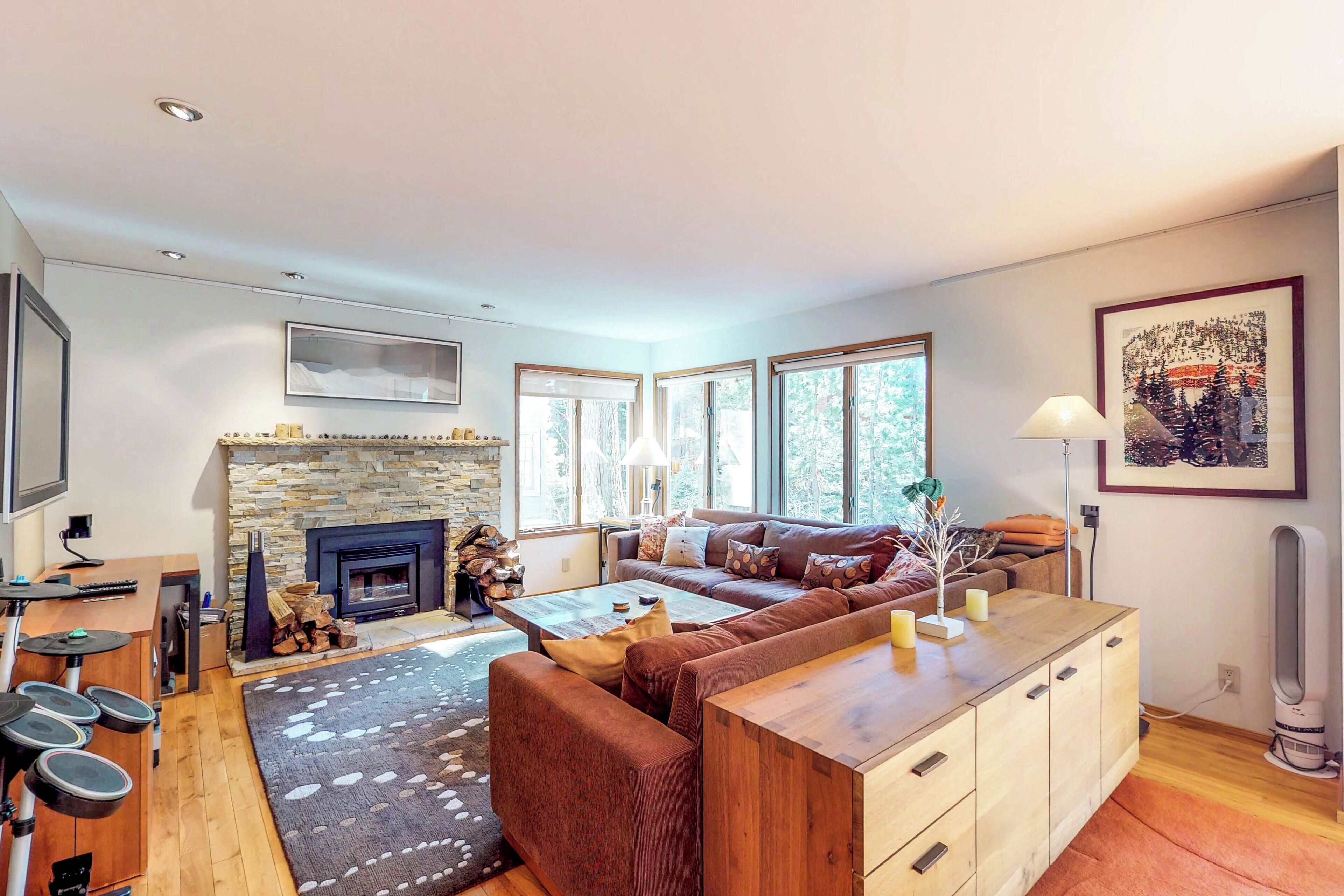 Televisión y chimenea 