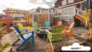 Terrace/patio - HOT TUB: THE BEACH BALL HOUSE: 650ft to BEACH:  Seaside Vacation Homes, Inc Mana (Seaside)
