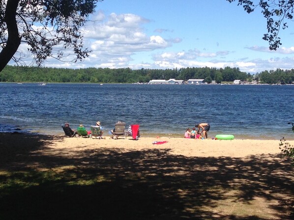 Plage, chaises longues