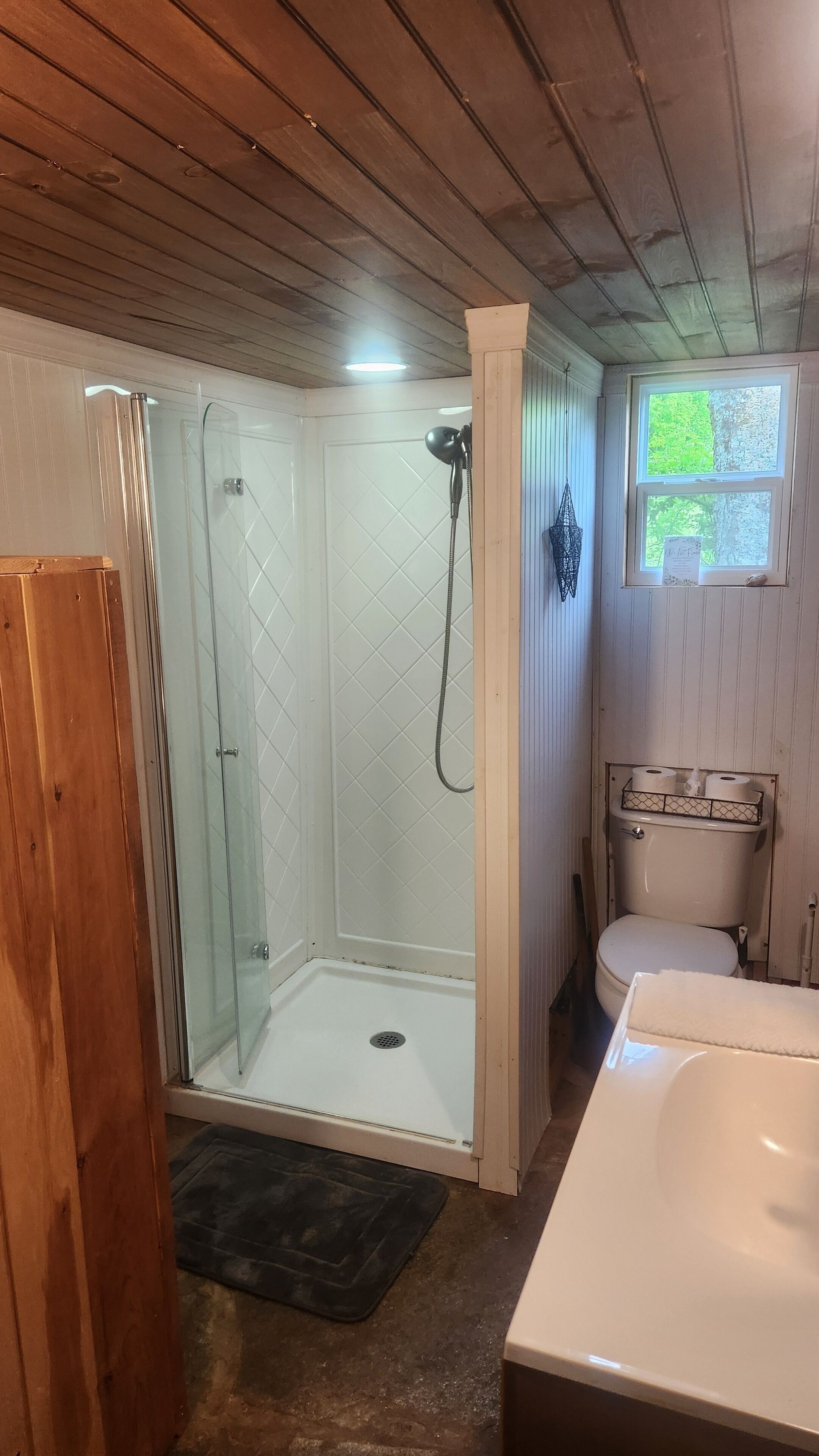 Douche, sèche-cheveux, serviettes fournies, papier toilette