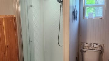 Douche, sèche-cheveux, serviettes fournies, papier toilette
