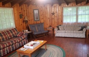 TV, DVD-spiller, bøker og filmbibliotek