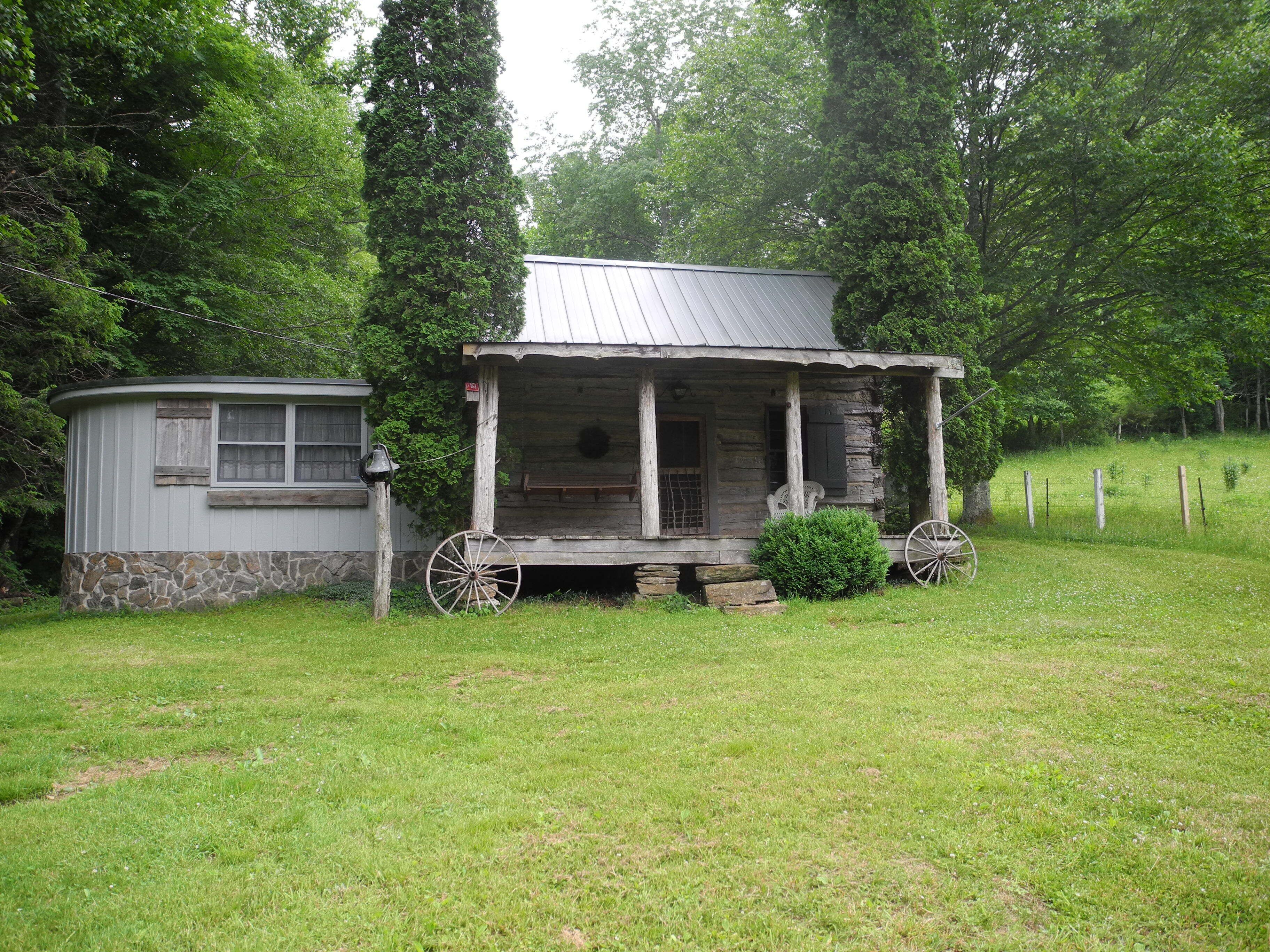 Cool Summer Days await. Cozy Cabin, Great View, 10 minutes from Boone