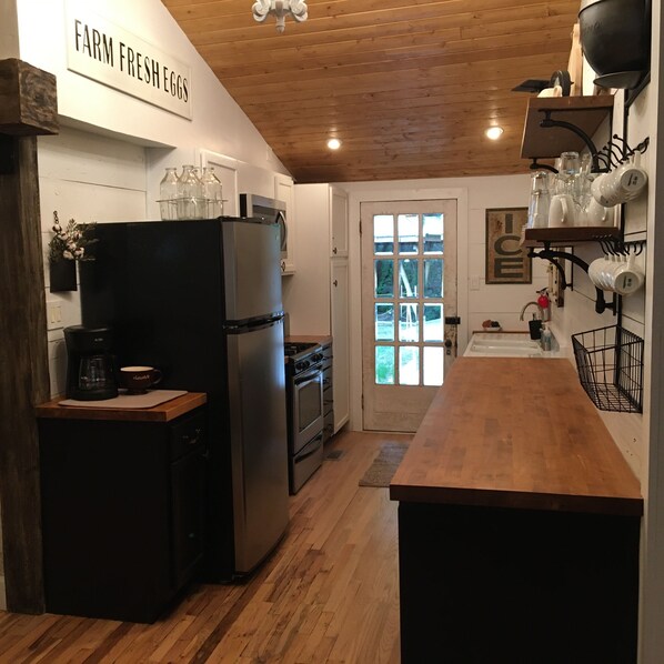 Réfrigérateur, micro-ondes, four, plaque de cuisson