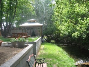 Outdoor dining - On the river,Close to Midtown,Fun Trackers, The Inn , Fishing. Sleeps 11 in bed (Ruidoso)