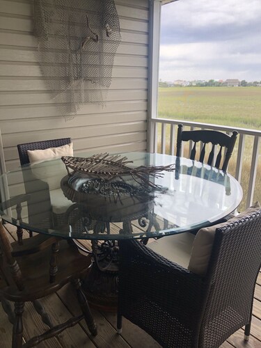 Relax on Huge Porch Overlooking Marsh- Short Walk to Beach