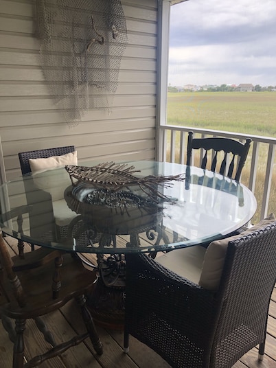 Relax on Huge Porch Overlooking Marsh- Short Walk to Beach