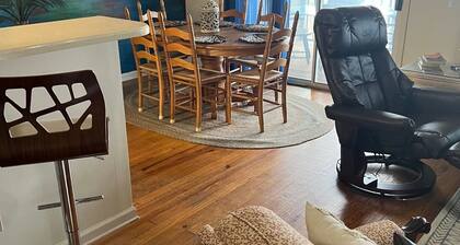 Rentoudu valtavalla kuistilla näköalalla Marsh-lyhyelle kävelylle rannalle