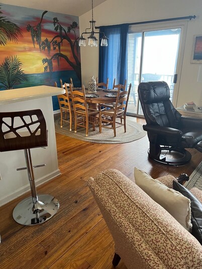 Relax on Huge Porch Overlooking Marsh- Short Walk to Beach