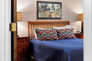 2 bedrooms, iron/ironing board, free WiFi, bed sheets - Walk to Market/Private community outdoor pool! (Wintergreen Resort)