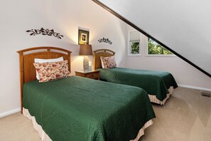 2 bedrooms, iron/ironing board, free WiFi, bed sheets - Walk to  Market/Private community outdoor pool! (Wintergreen Resort)