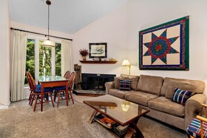 TV, fireplace, DVD player, books - Walk to  Market/Private community outdoor pool! (Wintergreen Resort)