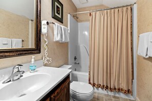 Combined shower/bathtub, hair dryer, towels