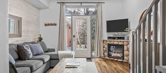 Mountain View Chalet - Large Outdoor Pool and Hot tub - Pet Friendly