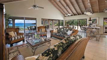 Televisio, DVD-soitin, kirjoja, musiikkikirjasto