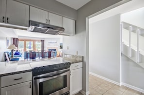 Refrigerador, microondas, horno, placa de cocina