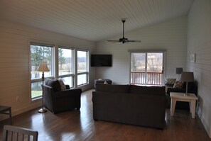 Smart TV, DVD player, video library - Scenic Fingerlakes Hideaway , Bristol mountain, Letchworth park! (Honeoye)