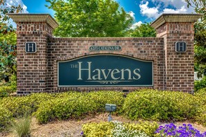 Une entrée en briques surmontée d’une enseigne indiquant « The Havens » et « 6203, avenue Catalina ».